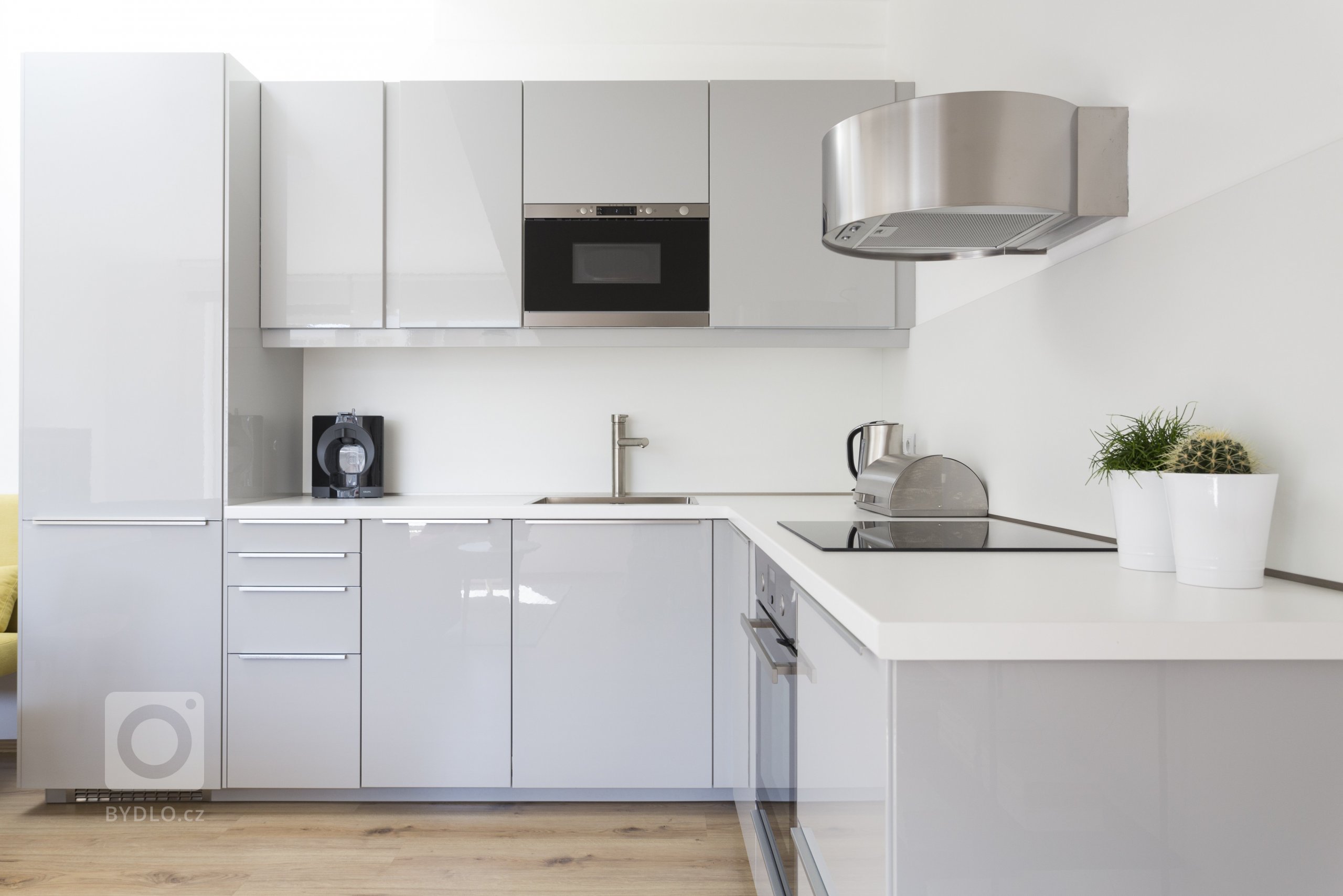 Návrh bytu 2kk nedaleko pražské Palmovky se nese v duchu hravosti. Výrazným prvkem jsou ilustrované portréty psů od anglického autora Andyho Shawa. Svěží…