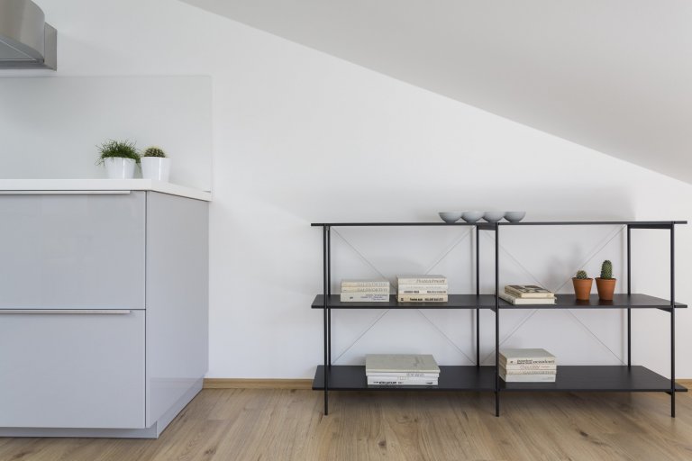 Návrh bytu 2kk nedaleko pražské Palmovky se nese v duchu hravosti. Výrazným prvkem jsou ilustrované portréty psů od anglického autora Andyho Shawa. Svěží…