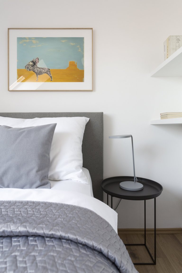 Návrh bytu 2kk nedaleko pražské Palmovky se nese v duchu hravosti. Výrazným prvkem jsou ilustrované portréty psů od anglického autora Andyho Shawa. Svěží…