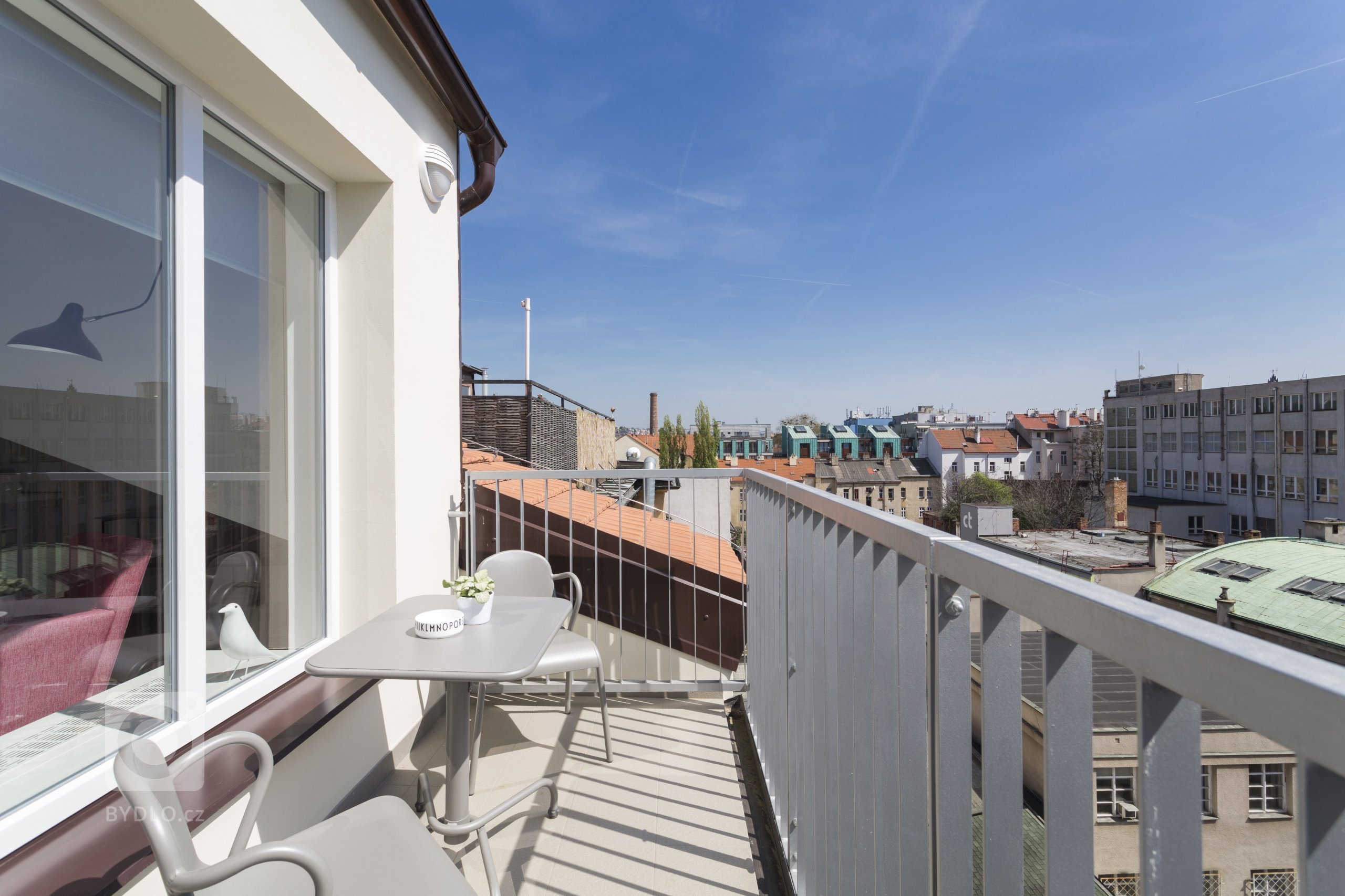 Návrh bytu 2kk nedaleko pražské Palmovky se nese v duchu hravosti. Výrazným prvkem jsou ilustrované portréty psů od anglického autora Andyho Shawa. Svěží…