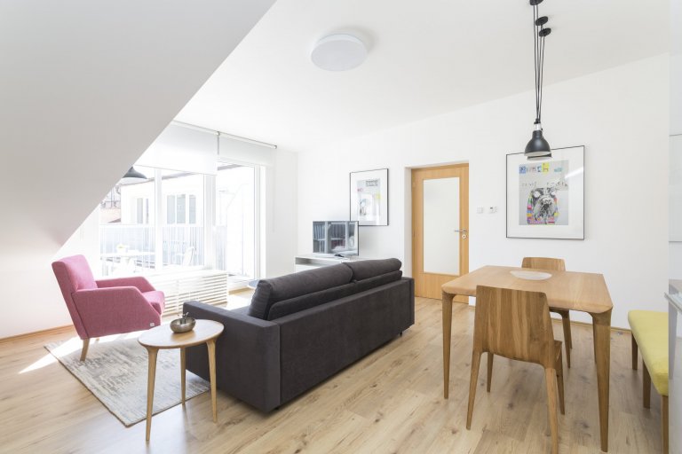 Návrh bytu 2kk nedaleko pražské Palmovky se nese v duchu hravosti. Výrazným prvkem jsou ilustrované portréty psů od anglického autora Andyho Shawa. Svěží…