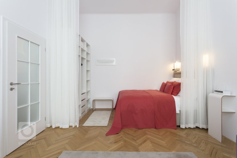 Při pohledu na interiér bytu 1+1 v Bílkově ulici neunikne pozornosti výrazná barevnost vybavení. Intenzivní barvy potahových materiálů v kombinaci s bílým a…