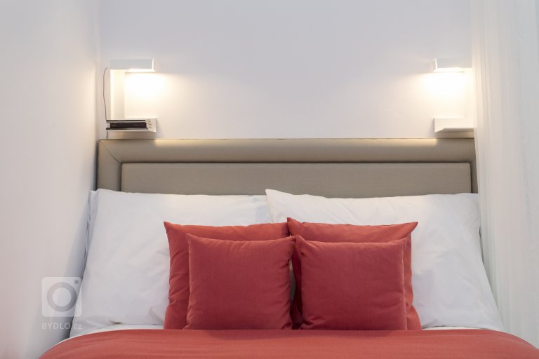 Při pohledu na interiér bytu 1+1 v Bílkově ulici neunikne pozornosti výrazná barevnost vybavení. Intenzivní barvy potahových materiálů v kombinaci s bílým a…