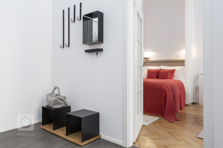 Při pohledu na interiér bytu 1+1 v Bílkově ulici neunikne pozornosti výrazná barevnost vybavení. Intenzivní barvy potahových materiálů v kombinaci s bílým a…