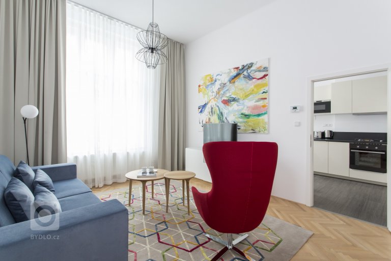 Při pohledu na interiér bytu 1+1 v Bílkově ulici neunikne pozornosti výrazná barevnost vybavení. Intenzivní barvy potahových materiálů v kombinaci s bílým a…