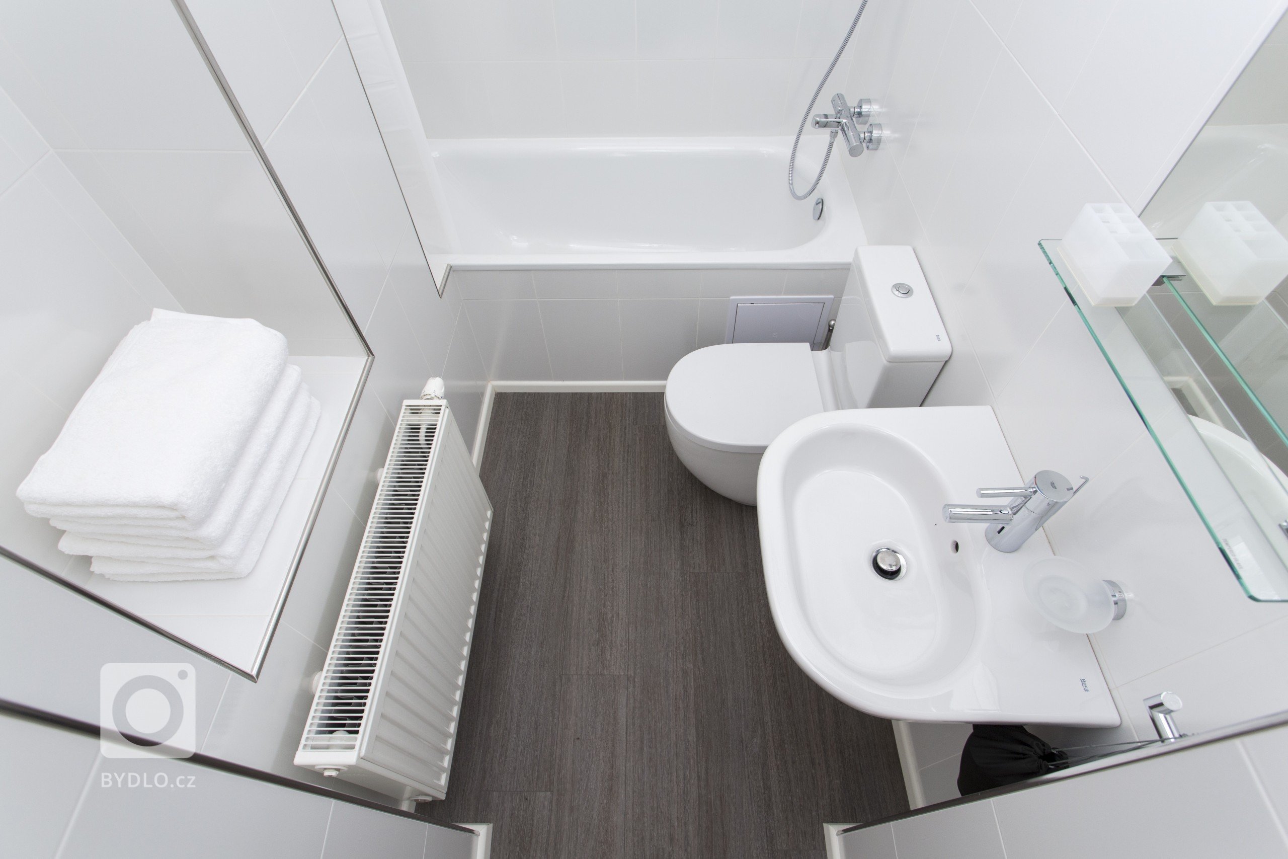 Při pohledu na interiér bytu 1+1 v Bílkově ulici neunikne pozornosti výrazná barevnost vybavení. Intenzivní barvy potahových materiálů v kombinaci s bílým a…