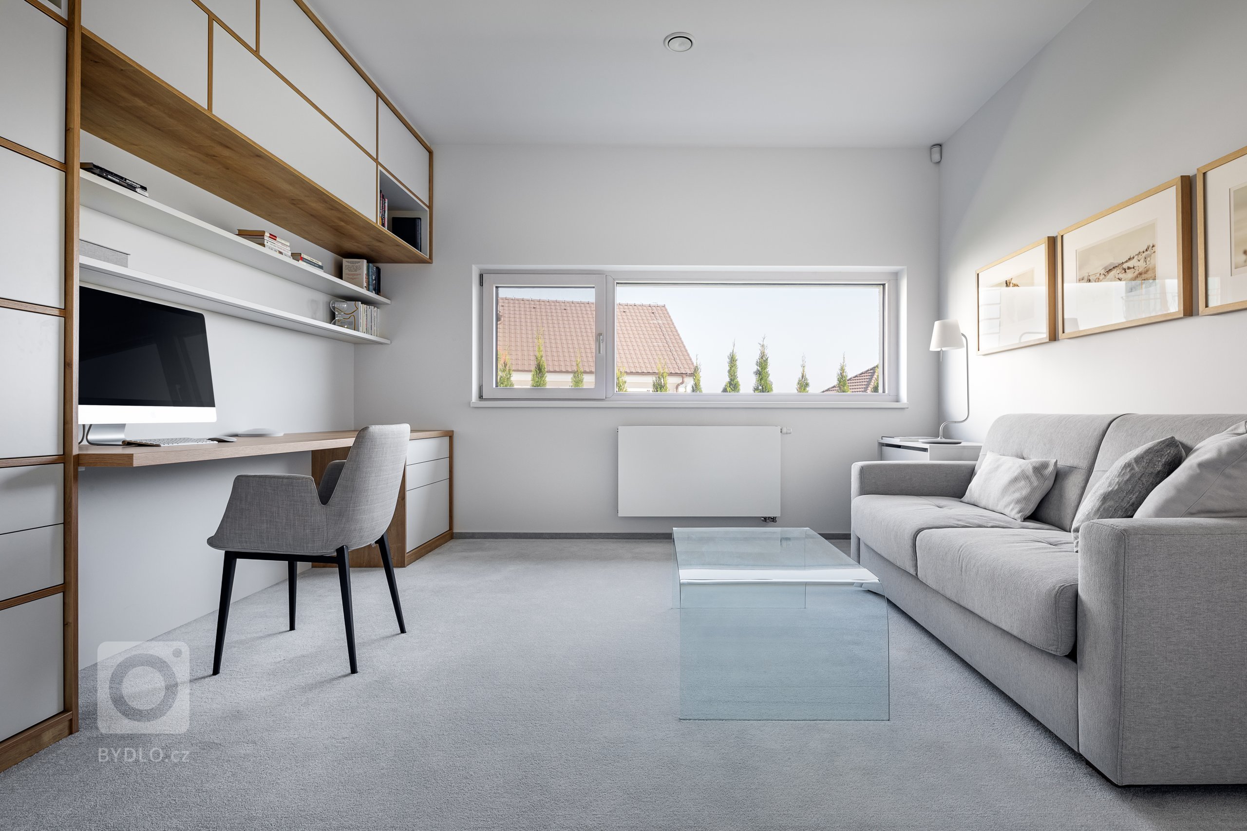 Z pokojů rovnou na zahradu

Přízemní moderní dům s půdorysem do tvaru písmene L se vnitřní stranou otevírá do zahrady skrze velká posuvná okna přes celou šířku…