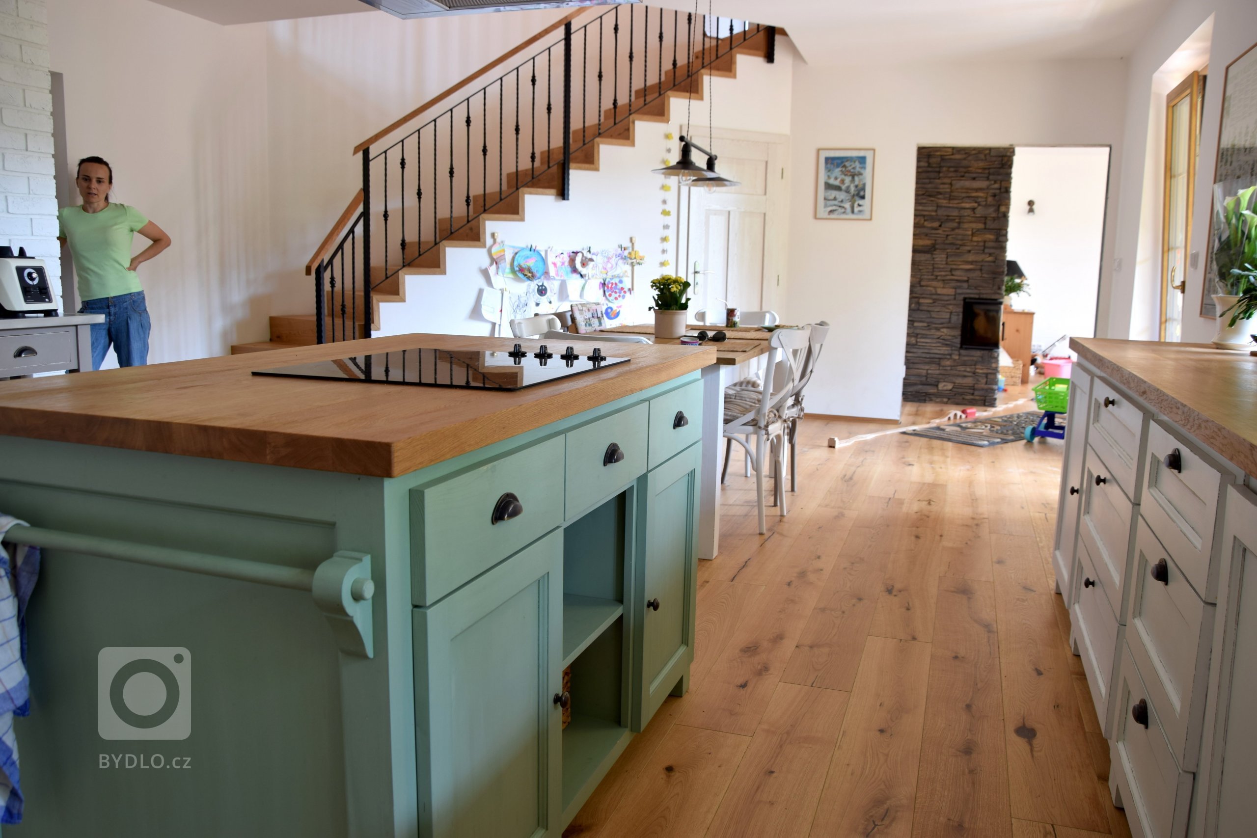 Naše nejnovější realizace kuchyně z masinu s názvem&nbsp;Georgia - jená se o kuchyni vyrobenou z masivního dřeva.&nbsp;Kromě klasických kuchyní máme v nabídce…