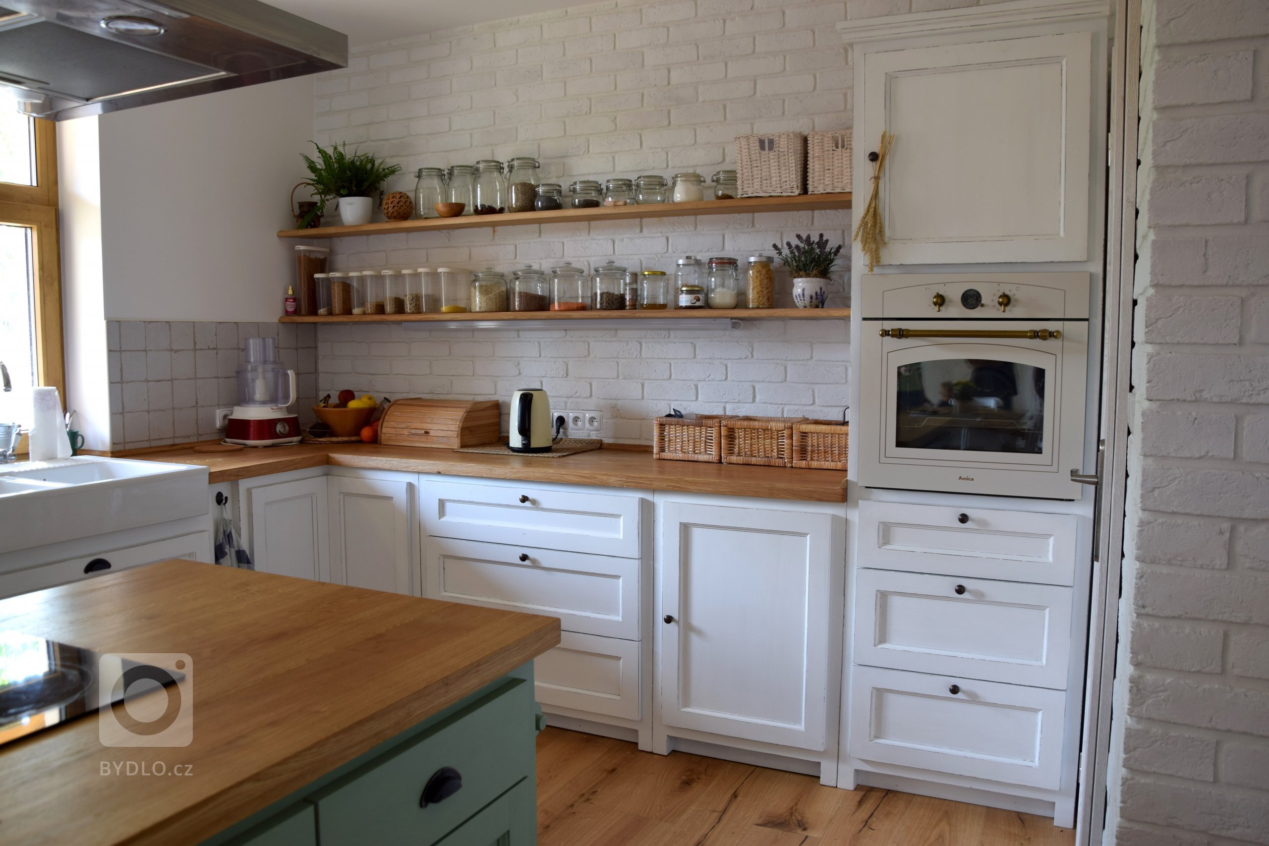 Naše nejnovější realizace kuchyně z masinu s názvem&nbsp;Georgia - jená se o kuchyni vyrobenou z masivního dřeva.&nbsp;Kromě klasických kuchyní máme v nabídce…