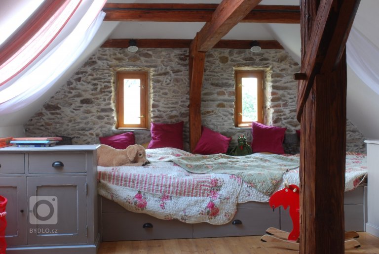 Celá chaloupka, když jsem ji uviděla poprvé, byla zvenku krásná, ale vevnitř pustá a holá, jen sem tam kousek něčeho, co se zrovna namanulo. Úkolem bylo…