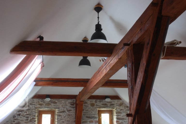 Celá chaloupka, když jsem ji uviděla poprvé, byla zvenku krásná, ale vevnitř pustá a holá, jen sem tam kousek něčeho, co se zrovna namanulo. Úkolem bylo…