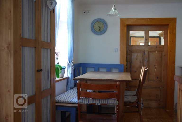 Celá chaloupka, když jsem ji uviděla poprvé, byla zvenku krásná, ale vevnitř pustá a holá, jen sem tam kousek něčeho, co se zrovna namanulo. Úkolem bylo…