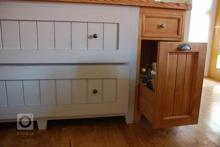 Celá chaloupka, když jsem ji uviděla poprvé, byla zvenku krásná, ale vevnitř pustá a holá, jen sem tam kousek něčeho, co se zrovna namanulo. Úkolem bylo…