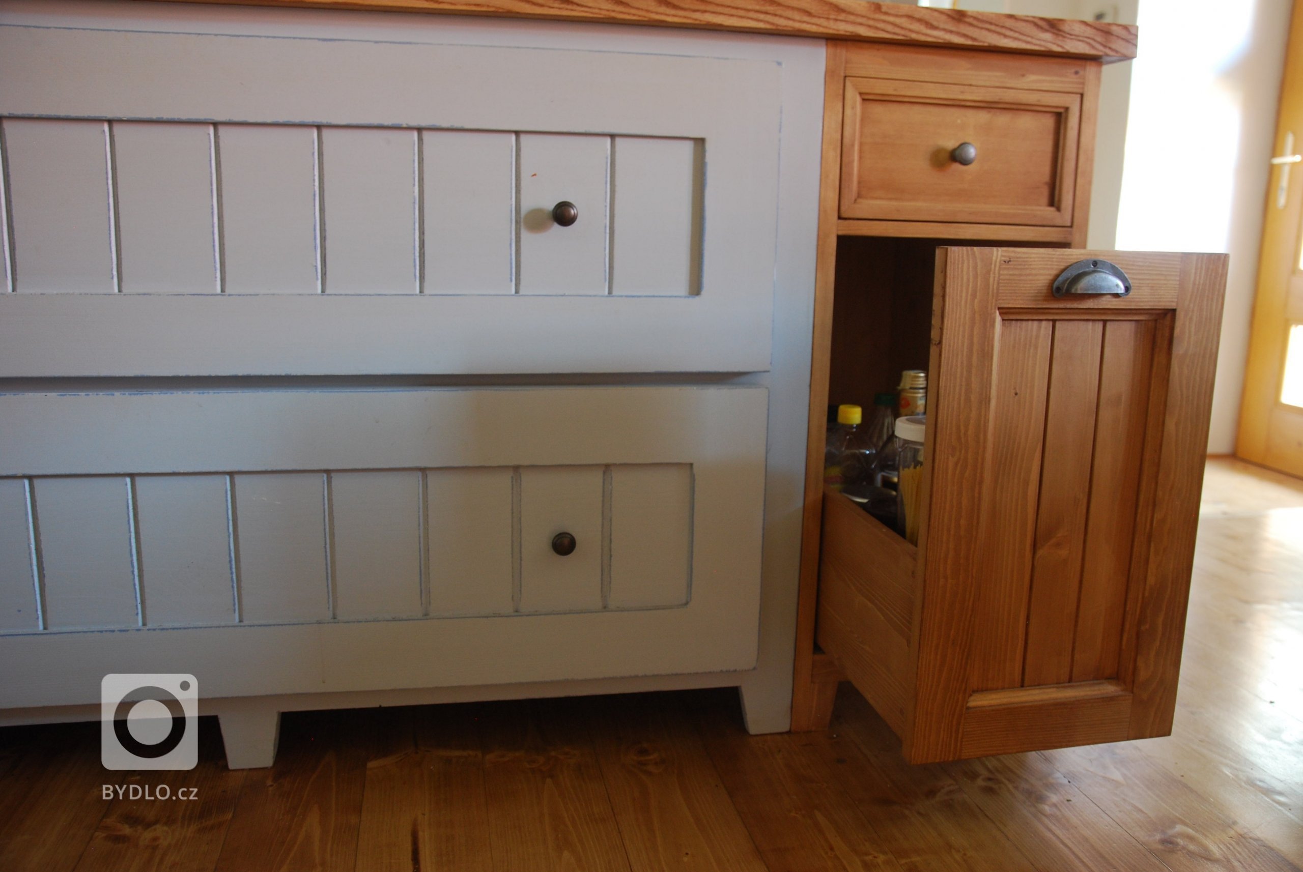 Celá chaloupka, když jsem ji uviděla poprvé, byla zvenku krásná, ale vevnitř pustá a holá, jen sem tam kousek něčeho, co se zrovna namanulo. Úkolem bylo…