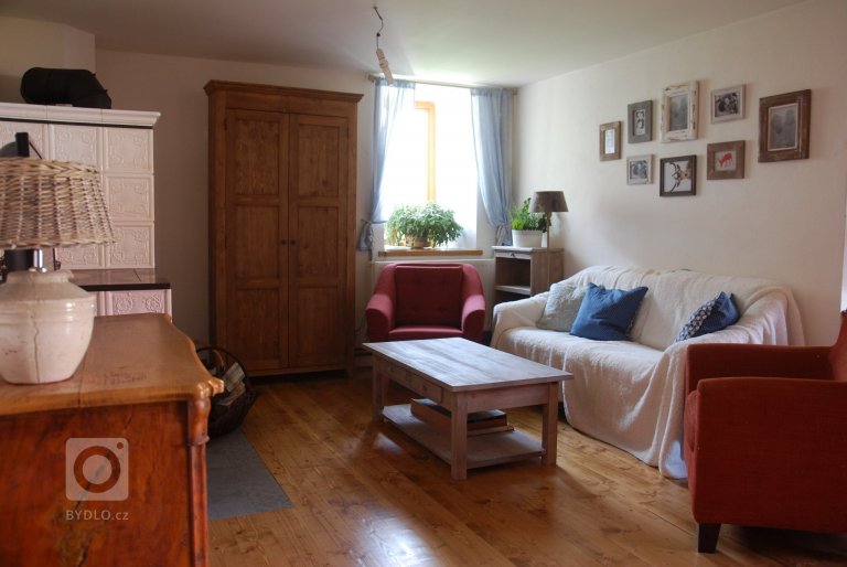 Celá chaloupka, když jsem ji uviděla poprvé, byla zvenku krásná, ale vevnitř pustá a holá, jen sem tam kousek něčeho, co se zrovna namanulo. Úkolem bylo…