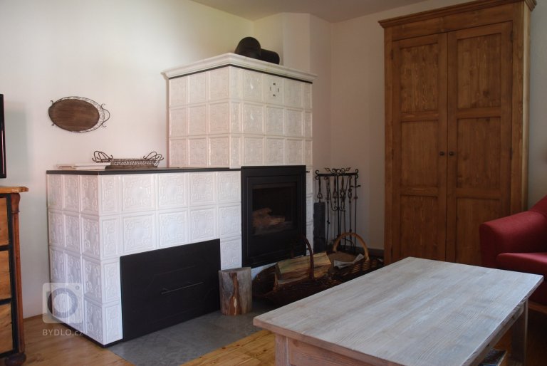 Celá chaloupka, když jsem ji uviděla poprvé, byla zvenku krásná, ale vevnitř pustá a holá, jen sem tam kousek něčeho, co se zrovna namanulo. Úkolem bylo…