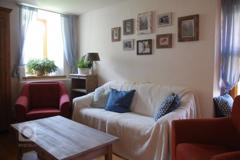 Celá chaloupka, když jsem ji uviděla poprvé, byla zvenku krásná, ale vevnitř pustá a holá, jen sem tam kousek něčeho, co se zrovna namanulo. Úkolem bylo…