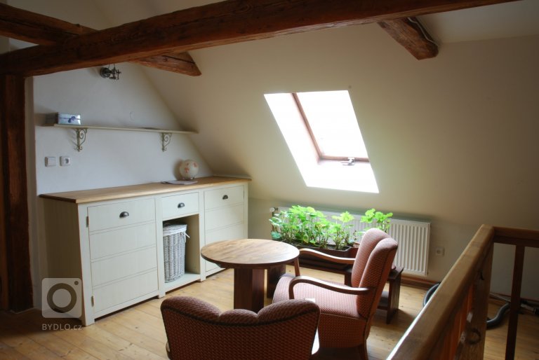 Celá chaloupka, když jsem ji uviděla poprvé, byla zvenku krásná, ale vevnitř pustá a holá, jen sem tam kousek něčeho, co se zrovna namanulo. Úkolem bylo…