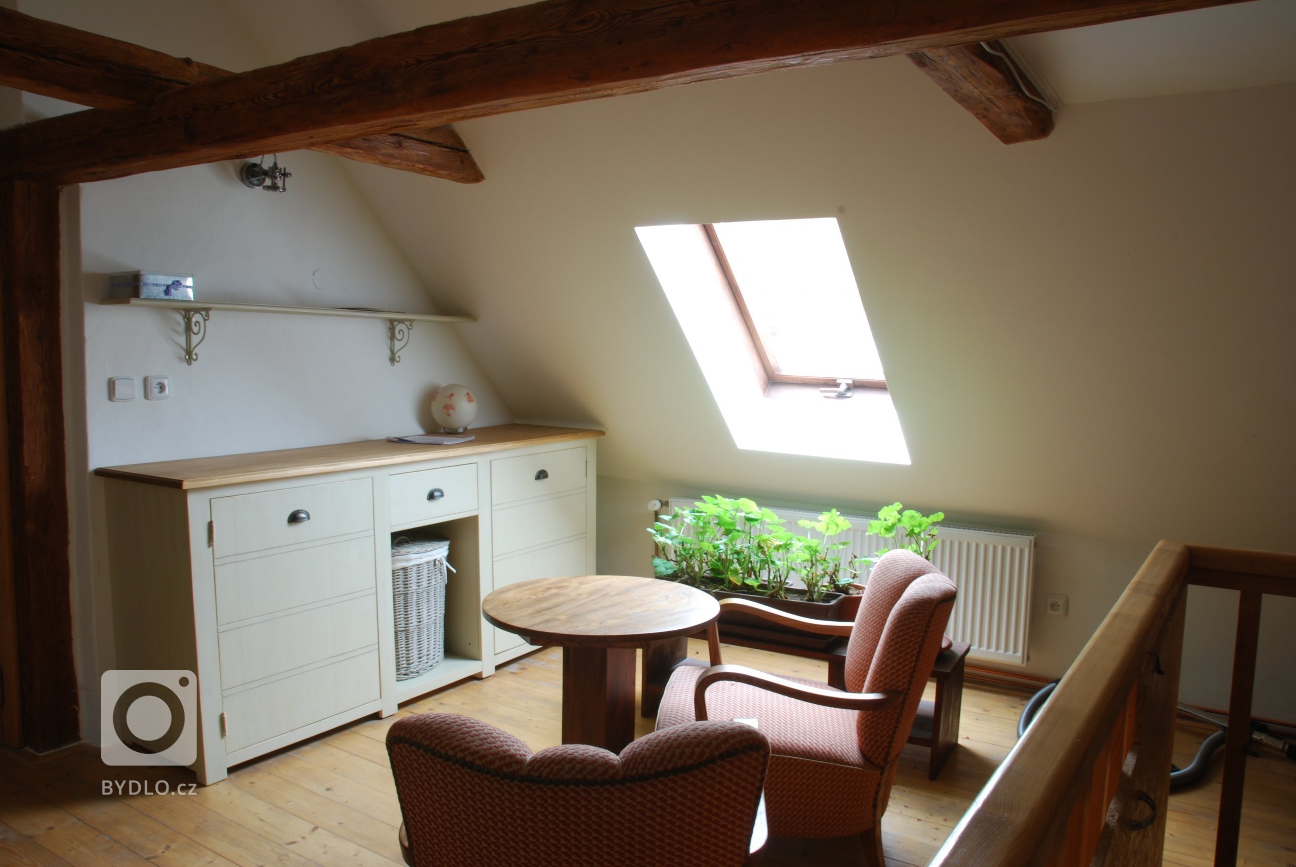 Celá chaloupka, když jsem ji uviděla poprvé, byla zvenku krásná, ale vevnitř pustá a holá, jen sem tam kousek něčeho, co se zrovna namanulo. Úkolem bylo…