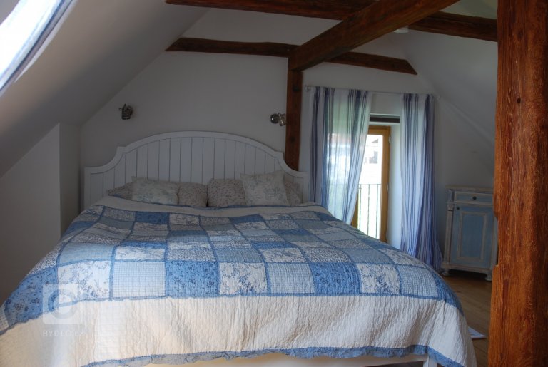 Celá chaloupka, když jsem ji uviděla poprvé, byla zvenku krásná, ale vevnitř pustá a holá, jen sem tam kousek něčeho, co se zrovna namanulo. Úkolem bylo…