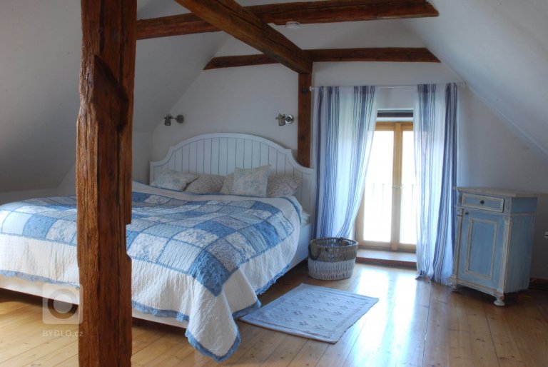 Celá chaloupka, když jsem ji uviděla poprvé, byla zvenku krásná, ale vevnitř pustá a holá, jen sem tam kousek něčeho, co se zrovna namanulo. Úkolem bylo…