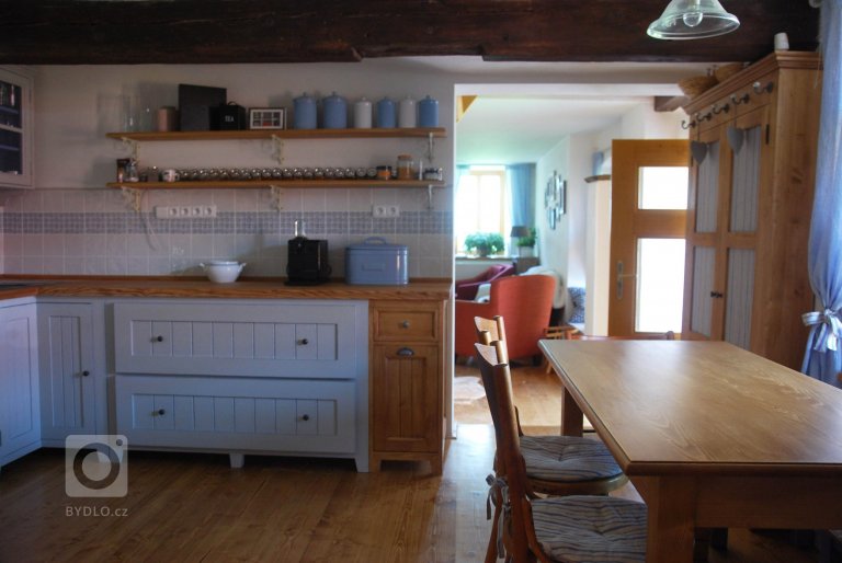 Celá chaloupka, když jsem ji uviděla poprvé, byla zvenku krásná, ale vevnitř pustá a holá, jen sem tam kousek něčeho, co se zrovna namanulo. Úkolem bylo…