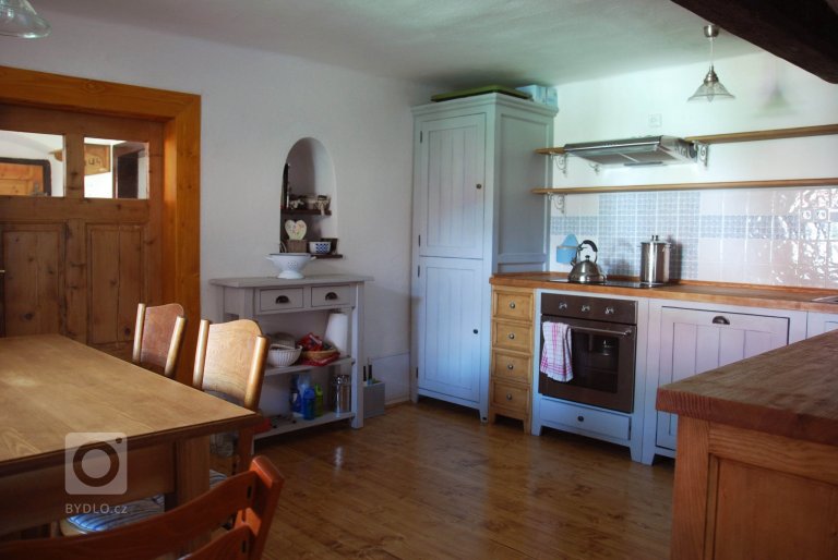 Celá chaloupka, když jsem ji uviděla poprvé, byla zvenku krásná, ale vevnitř pustá a holá, jen sem tam kousek něčeho, co se zrovna namanulo. Úkolem bylo…