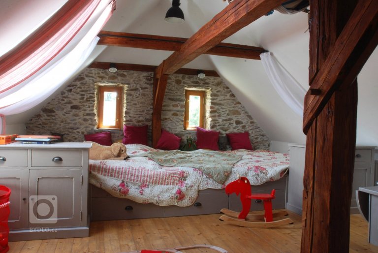 Celá chaloupka, když jsem ji uviděla poprvé, byla zvenku krásná, ale vevnitř pustá a holá, jen sem tam kousek něčeho, co se zrovna namanulo. Úkolem bylo…