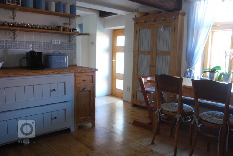 Celá chaloupka, když jsem ji uviděla poprvé, byla zvenku krásná, ale vevnitř pustá a holá, jen sem tam kousek něčeho, co se zrovna namanulo. Úkolem bylo…