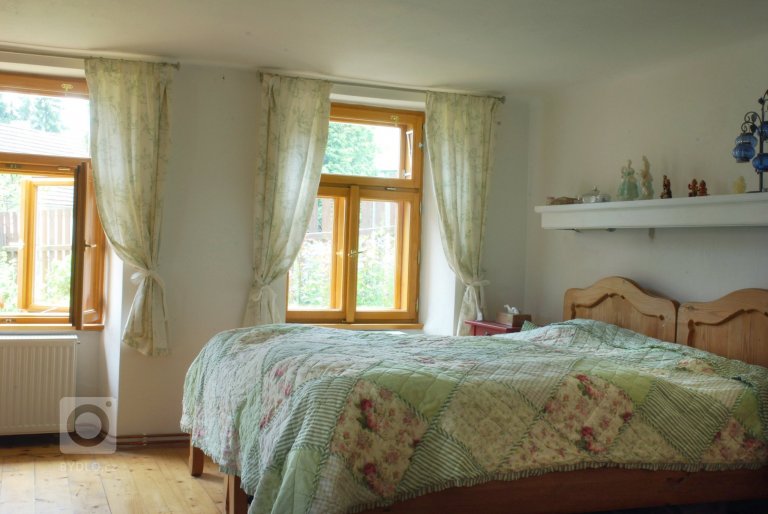 Celá chaloupka, když jsem ji uviděla poprvé, byla zvenku krásná, ale vevnitř pustá a holá, jen sem tam kousek něčeho, co se zrovna namanulo. Úkolem bylo…