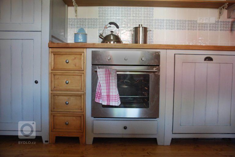 Celá chaloupka, když jsem ji uviděla poprvé, byla zvenku krásná, ale vevnitř pustá a holá, jen sem tam kousek něčeho, co se zrovna namanulo. Úkolem bylo…