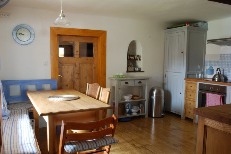 Celá chaloupka, když jsem ji uviděla poprvé, byla zvenku krásná, ale vevnitř pustá a holá, jen sem tam kousek něčeho, co se zrovna namanulo. Úkolem bylo…