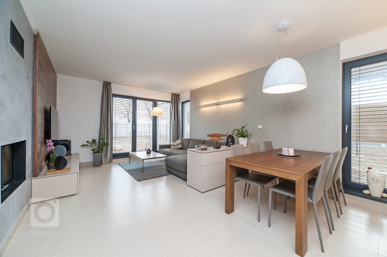 Návrh a celkové dispoziční řešení rodinného domu, včetně koordinace stavebních úprav. Následný výběr podlahových krytin, oken a dveří. Dodání a následná montáž…