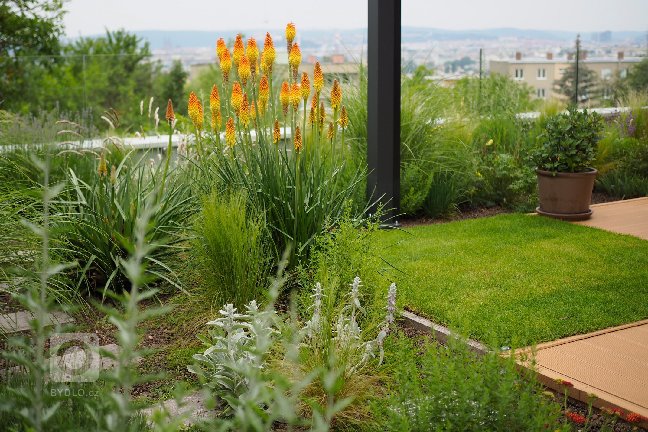 &bdquo;Je to malý a nechci tam jen trávník.&ldquo; Nějak podobně začínalo naše zadání pro návrh a následnou realizaci střešní terasy po úvodním telefonátu s…