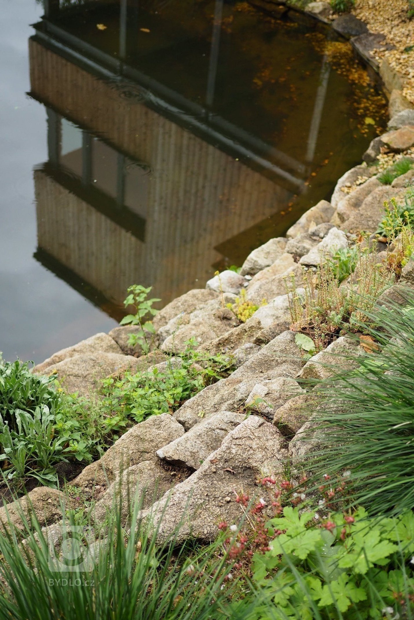 Území zaniklého statku uprostřed České Kanady v Sudetech a zahrada, která plynule přechází do okolní krajiny rozlehlých pastvin.

Původní objekty po vyhnání…