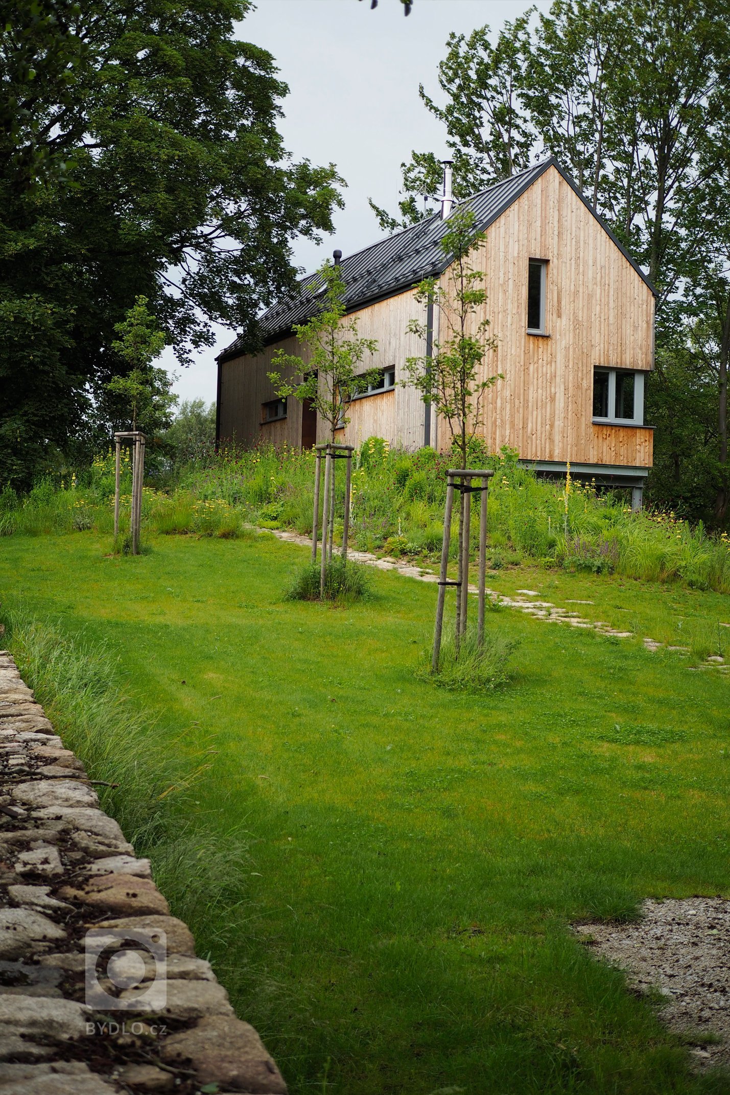 Území zaniklého statku uprostřed České Kanady v Sudetech a zahrada, která plynule přechází do okolní krajiny rozlehlých pastvin.

Původní objekty po vyhnání…