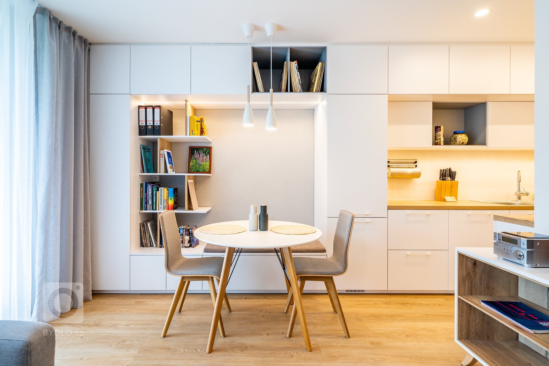 Rekonstrukce bytu pro mladého muže, který se těšil na životní změnu a dal mi kompletní důvěru v návrh, výběr veškerého vybavení a vedení samotné realizace.…