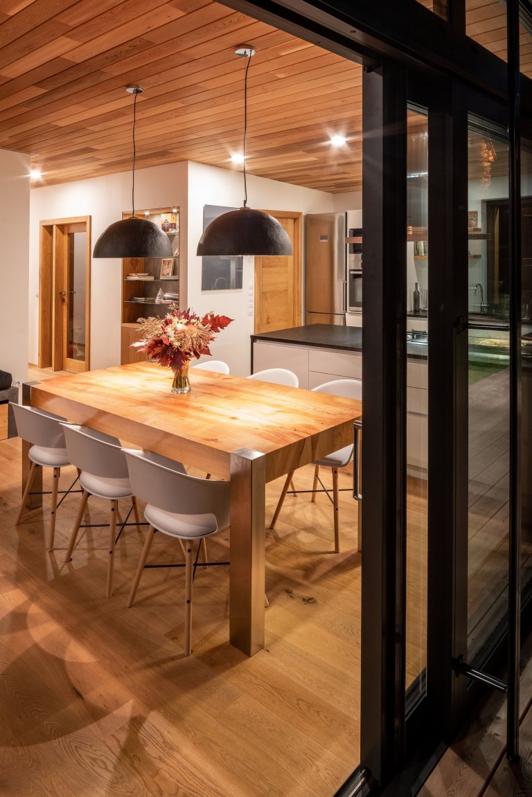 Dům se sloupy z douglasky stojí na magickém místě u březového hájku, na který je z domu krásný výhled.

Nízkoenergetický dům ve tvaru L je mírně zapuštěn v…