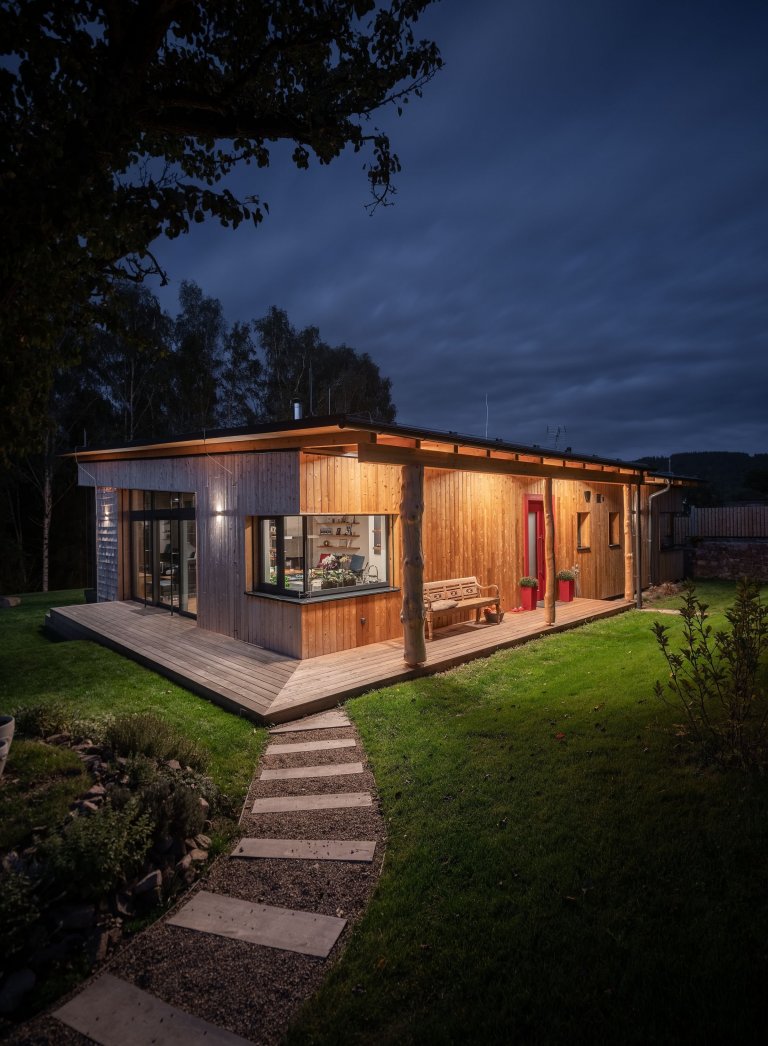 Dům se sloupy z douglasky stojí na magickém místě u březového hájku, na který je z domu krásný výhled.

Nízkoenergetický dům ve tvaru L je mírně zapuštěn v…