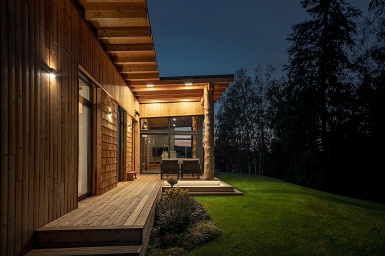 Dům se sloupy z douglasky stojí na magickém místě u březového hájku, na který je z domu krásný výhled.

Nízkoenergetický dům ve tvaru L je mírně zapuštěn v…