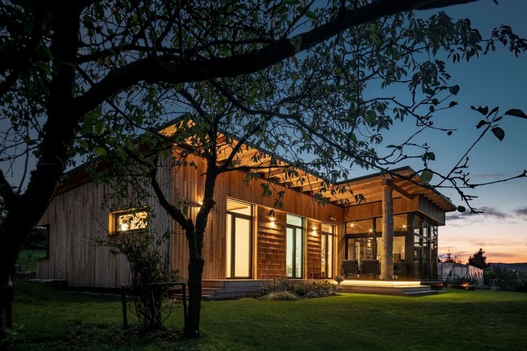 Dům se sloupy z douglasky stojí na magickém místě u březového hájku, na který je z domu krásný výhled.

Nízkoenergetický dům ve tvaru L je mírně zapuštěn v…