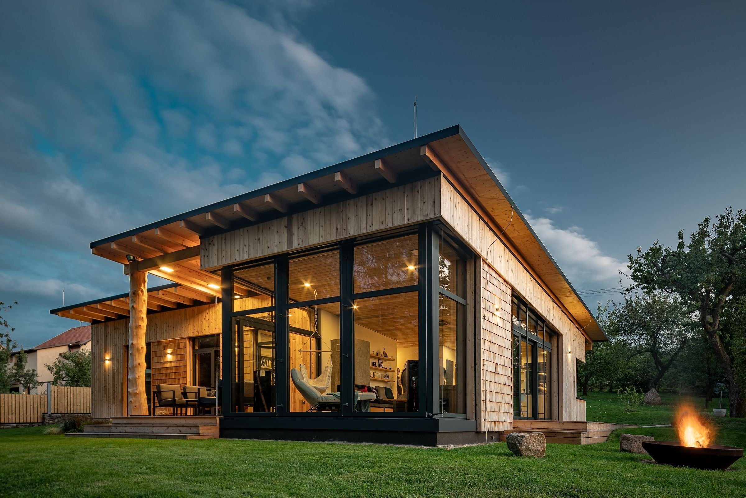 Dům se sloupy z douglasky stojí na magickém místě u březového hájku, na který je z domu krásný výhled.

Nízkoenergetický dům ve tvaru L je mírně zapuštěn v…