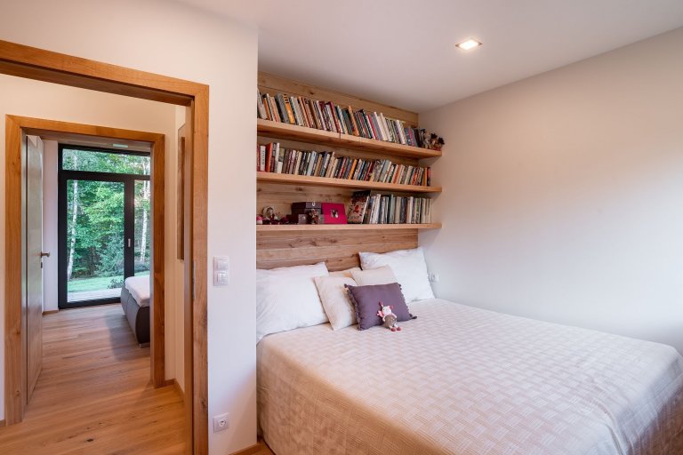 Dům se sloupy z douglasky stojí na magickém místě u březového hájku, na který je z domu krásný výhled.

Nízkoenergetický dům ve tvaru L je mírně zapuštěn v…