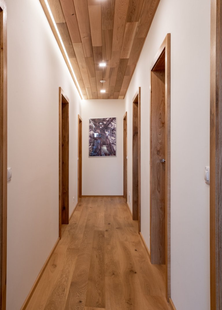 Dům se sloupy z douglasky stojí na magickém místě u březového hájku, na který je z domu krásný výhled.

Nízkoenergetický dům ve tvaru L je mírně zapuštěn v…