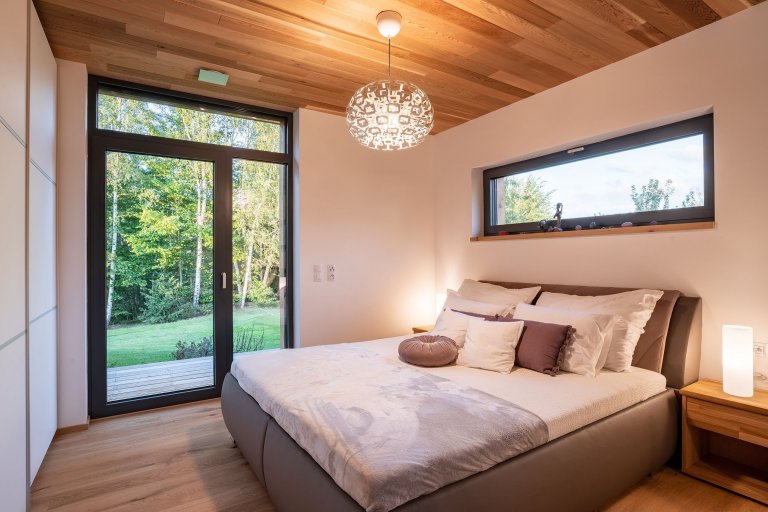 Dům se sloupy z douglasky stojí na magickém místě u březového hájku, na který je z domu krásný výhled.

Nízkoenergetický dům ve tvaru L je mírně zapuštěn v…