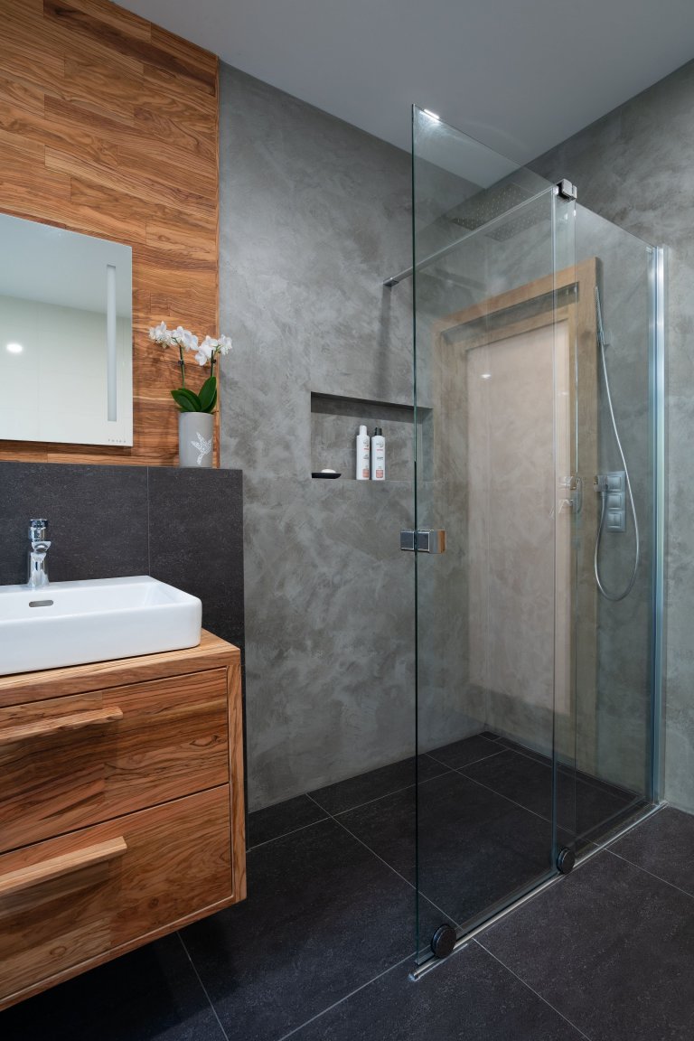 Dům se sloupy z douglasky stojí na magickém místě u březového hájku, na který je z domu krásný výhled.

Nízkoenergetický dům ve tvaru L je mírně zapuštěn v…