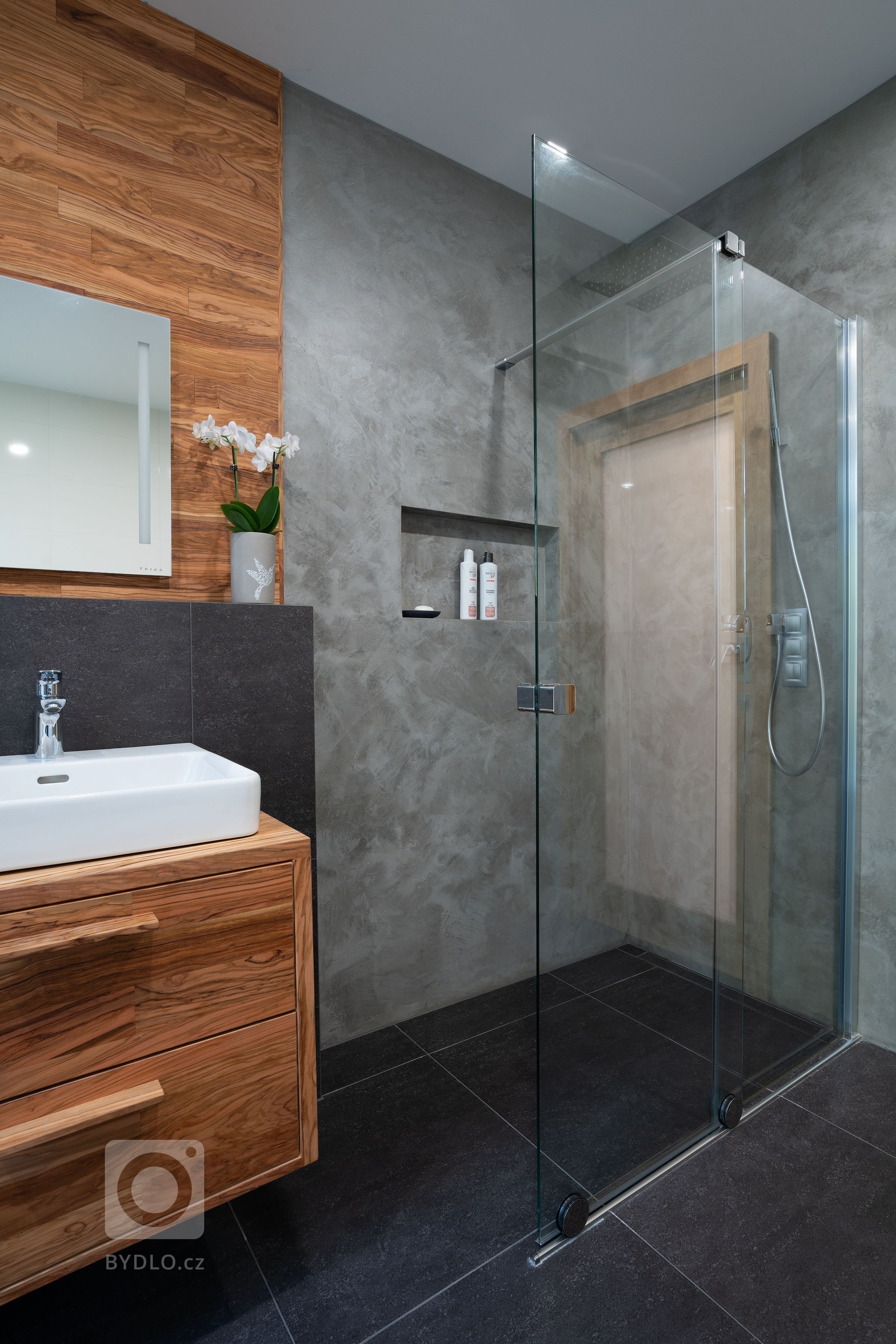 Dům se sloupy z douglasky stojí na magickém místě u březového hájku, na který je z domu krásný výhled.

Nízkoenergetický dům ve tvaru L je mírně zapuštěn v…