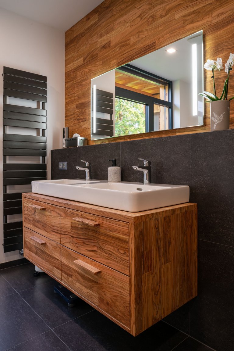 Dům se sloupy z douglasky stojí na magickém místě u březového hájku, na který je z domu krásný výhled.

Nízkoenergetický dům ve tvaru L je mírně zapuštěn v…