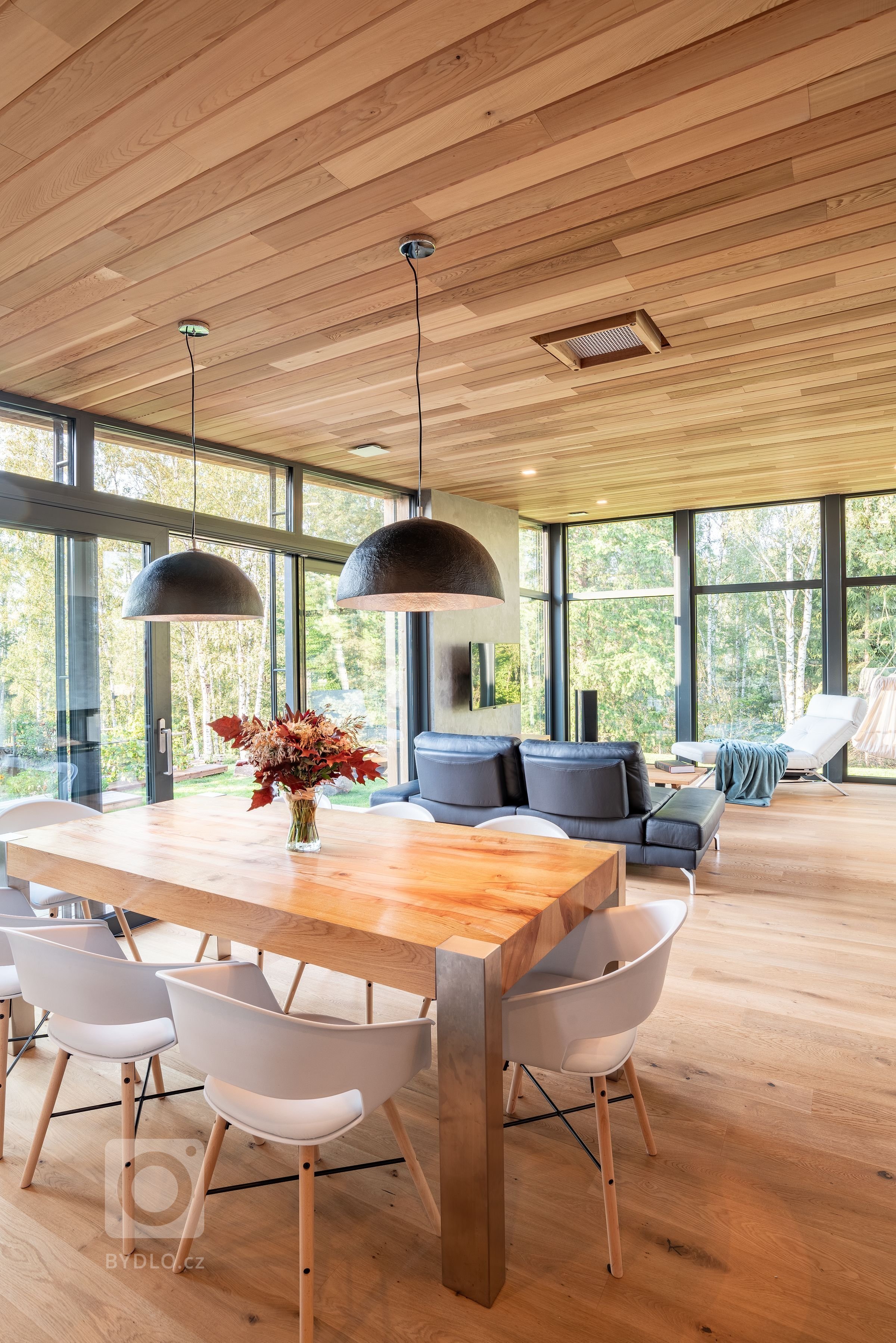 Dům se sloupy z douglasky stojí na magickém místě u březového hájku, na který je z domu krásný výhled.

Nízkoenergetický dům ve tvaru L je mírně zapuštěn v…