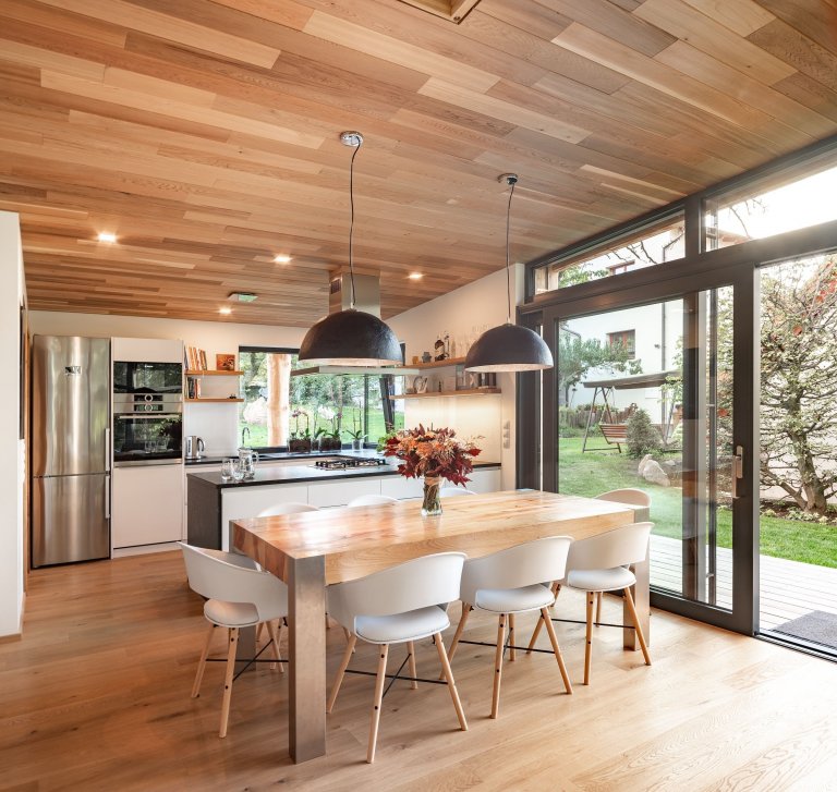 Dům se sloupy z douglasky stojí na magickém místě u březového hájku, na který je z domu krásný výhled.

Nízkoenergetický dům ve tvaru L je mírně zapuštěn v…